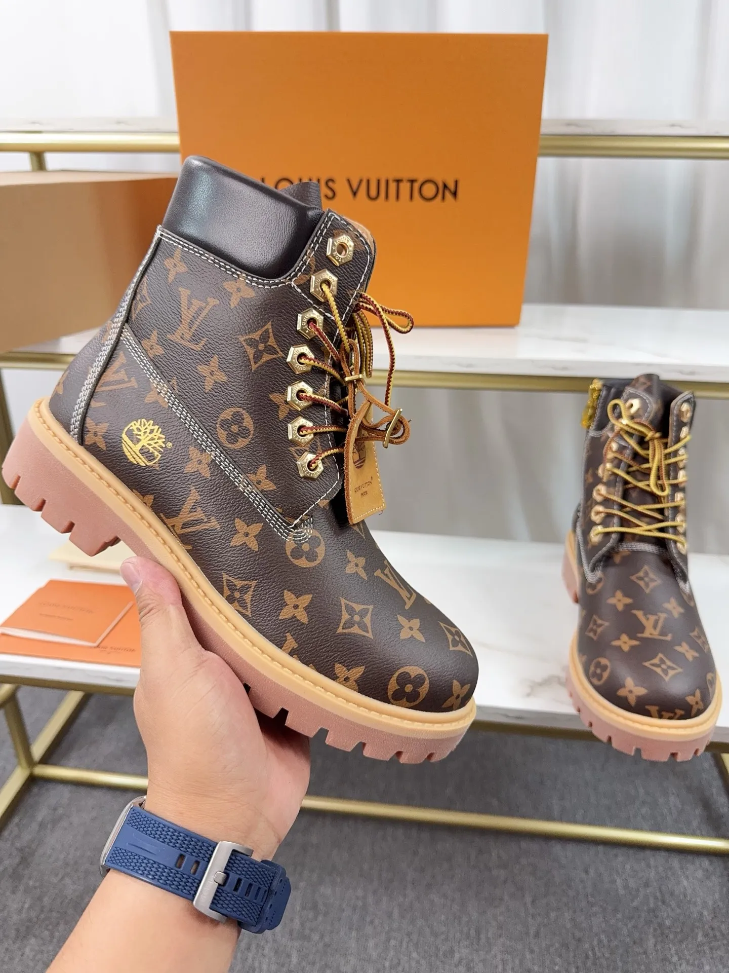 Couple model 💰700 ❤️Top version: Couple model LV x Timberland Timberland joint model Presbyopia Embossed Rhubarb boots Ankle boots Short boots LV x Timberland ankle boots are made of Monogram embossed waterproof nubuck cow leather, relying on the brand's exquisite craftsmanship to carefully reshape the classic Timberland 6-inch boot shape in Italy, and make an eye-catching appearance in 2024 created by Pharrell Williams with American workwear style Autumn and winter menswear show. Monogram embossed tongue, original Timberland laces and outsole are exquisite details, and the leather label expresses the cooperation logo. Exquisite packaging at the delivery counter🛍📦 ▪️Material: Original customized imported first-layer cowhide ▪️Inner lining: Original customized leather lining/mesh lining ▪️Outsole: Original molded anti-slip rubber material ▪️Sole thickness: 3.5CM ▪️Size: Women's 35-40 Men's 39-46